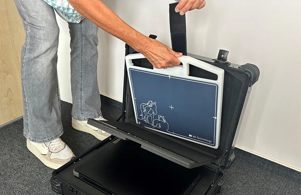 A vet takes out the protection case of the Leonardo DR compact 3