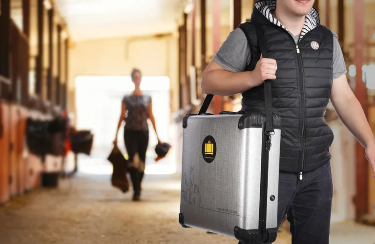 A veterinarian carries the Leonardo DR mini III suitcase